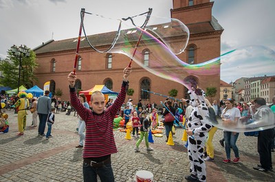 Dziecko robiące ogromne bańki mydlane na nowomiejskim rynku