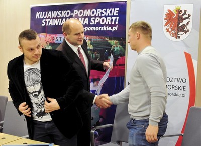 Spotkanie marszałka Piotra Całbeckiego z mistrzem i wicemistrzem Europy w podnoszeniu ciężarów braćmi Adrianem i Tomaszem Zielińskimi.