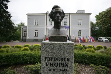 Popiersie Fryderyka Chopina przed budynkiem Ośrodka Chopinowskiego w Szafarni, fot. Andrzej Goinski