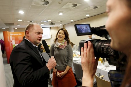 Wśród dziennikarzy, z którymi rozmawiał marszałek Piotr Całbecki była Marta Nowicka z TV Toruń, fot. Mikołaj Kuras