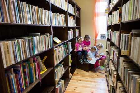Najmłodsi czytelnicy w gminnej bibliotece w Zelgnie w powiecie toruńskim, fot. Tytus Szabelski