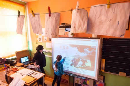 Lekcja z wykorzystaniem tablicy interaktywnej w jednej ze szkól podstawowych w Więcborku, fot. Tymon Markowski