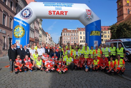Zbiorcze zdjęcie organizatorów i uczestników Mistrzostw Polski Ratowników Drogowych przed startem