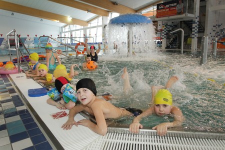 Dzieci na basenie w Rypińskim Centrum Sportu, fot. Mikołaj Kuras