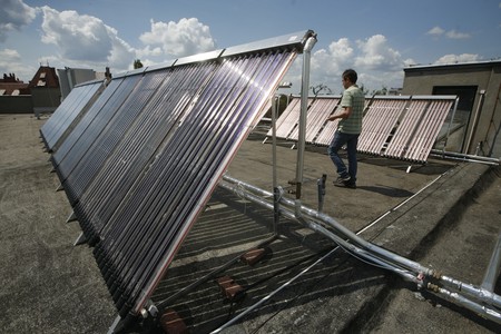 Wsparcie w ramach RPO na termomodernizację może dotyczyć między innymi instalacji odnawialnych źródeł energii, fot. Andrzej Goiński