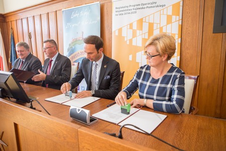 Podpisanie umów o dofinansowanie inwestycji w zakresie termomodernizacji szkół i gmachów użyteczności publicznej, fot. Szymon Zdziebło/tarantoga.pl