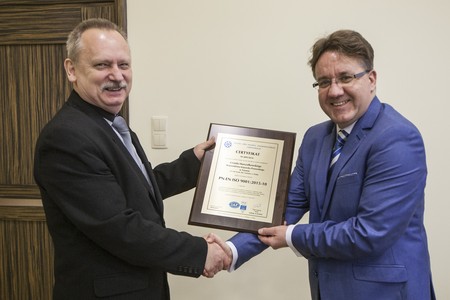 Sekretarz województwa Marek Smoczyk odebrał odnowiony certyfikat podczas spotkania z prezesem PIHZ Certyfikacja Arturem Szwochem; fot. Mikołaj Kuras