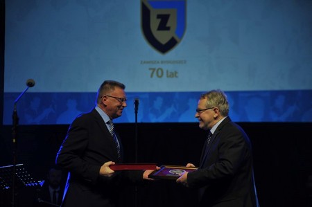 Medal Unitas Durat z rąk wicemarszałka Zbigniewa Ostrowskiego odebrał prezes klubu Zawisza Waldemar Keister