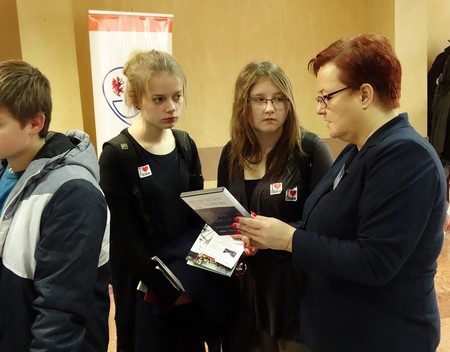 Uczestnicy festiwalu rozmawiają z A. Gabryelczyk z KPCEN we Włocławku