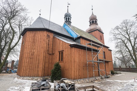 W ubiegłym roku wsparcie z naszego RPO trafiło między innymi na remont dachu kościoła św. Mikołaja w Ślesinie (powiat nakielski), fot. Tymon Markowski