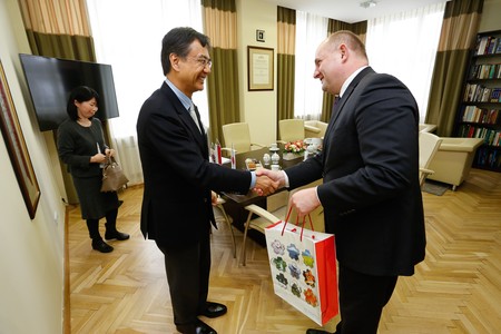 Spotkanie marszałka Piotra Całbeckiego i ambasadora Shigeo Matsutomi, fot. Mikołaj Kuras