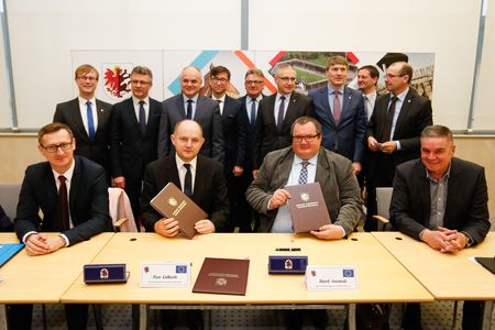 W uroczystości podpisania umowy uczestniczyli samorządowcy z powiatów chełmińskiego i wąbrzeskiego, fot. Mikołaj Kuras