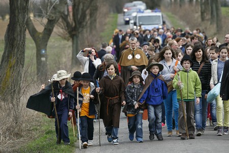 Pielgrzymi na przebiegającym przez nasz region Szlaku Świętego Jakuba, fot. Andrzej Goiński