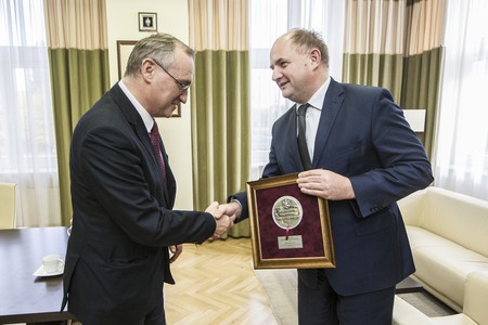 W 2016 roku roku prezes firmy Maciej Kunda odebrał z rąk marszałka Piotra Całbeckiego medal Unitas Durat Palatinatus Cuiaviano-Pomeranensis.