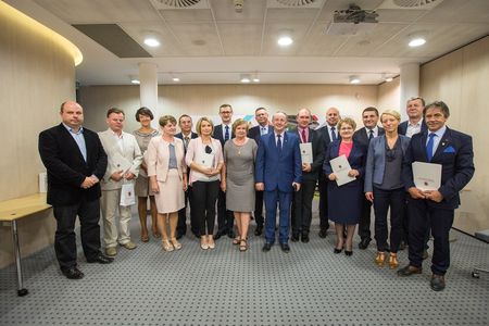 Podczas uroczystości w Urzędzie Marszałkowskim umowy o dofinansowanie projektów odebrali przedstawiciele 11 beneficjentów, fot. Szymon Zdziebło/Tarantoga.pl