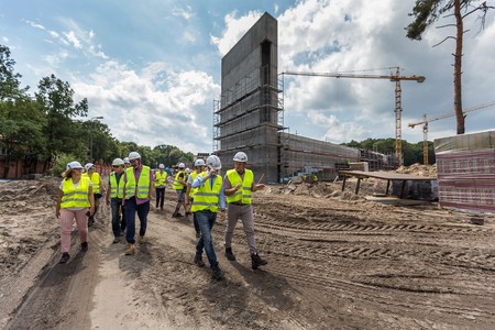 W środę (2 sierpnia) teren budowy odwiedził wraz z dziennikarzami marszałek Piotr Całbecki, fot. Szymon Zdziebło/Tarantoga.pl