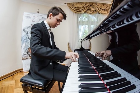 Michał Marek Kąkol, jeden z laureatów tegorocznego konkursu pianistycznego w Szafarni, fot. Ośrodek Chopinowski w Szafarni