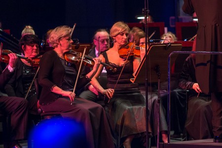 Toruńska Orkiestra symfoniczna będzie towarzyszyć Karen Slack podczas koncertu finałowego festiwalu „Nova Muzyka i Architektura”, fot. Szymon Zdziebło/tarantoga.pl