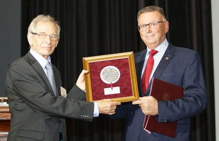 Stanisław Krause odbiera medal Unitas Durat z rąk wicemarszałka Zbigniewa Ostrowskiego, fot. Adam Zakrzewski