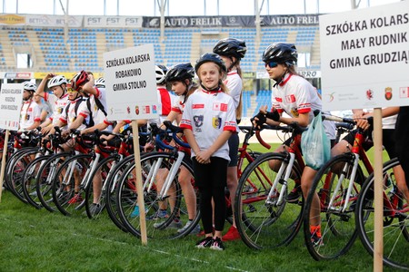 Działające w regionie szkółki kolarskie zaprezentowały się 27 września toruńskiej Motoarenie, fot. Mikołaj Kuras