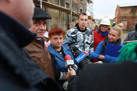 Marszałek Piotr Całbecki wizytuje odbudowę domu rodziny Lodzińskich w Sitowcu, fot. Szymon Zdziebło/tarantoga.pl dla UMWKP