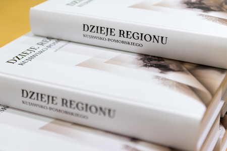 Ponad 600-stronicowe wydawnictwo jest kompendium wiedzy o regionie Kujaw i Pomorza. Fot. Łukasz Piecyk