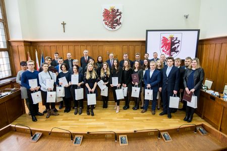 Laureaci XIV Regionalnego Konkursu Wiedzy o Samorządzie Terytorialnym, fot. Łukasz Piecyk