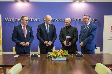 Uroczyste podpisanie umowy o dofinansowanie projektu Brodnickiego Centrum Caritas, fot. Szymon Zdziebło/Tarantoga.pl