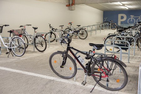 Stanowiska dla rowerów w kompleksie lecznicy na Bielanach, fot. Łukasz Piecyk dla UMWKP