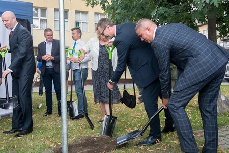 Uroczystość wbicia pierwszej łopaty na placu budowy drogi nr 255 w Pakości, fot. Łukasz Piecyk