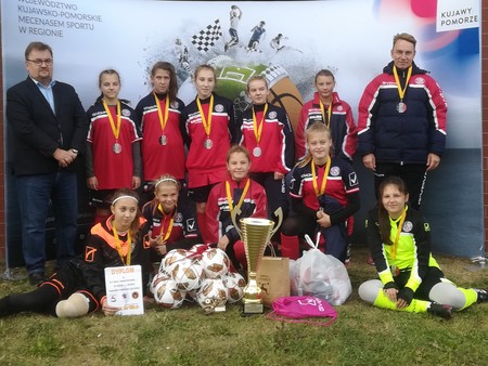 Zwycięska drużyna dziewcząt ze Szkoły Podstawowej nr 6 w Inowrocławiu , fot. Marin Drogorób