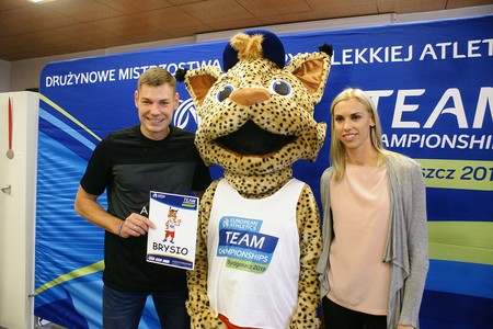 Oficjalną maskotkę mistrzostw prezentują Iga Baumgart-Witan oraz Paweł Wojciechowski, fot. Mateusz Bosiacki