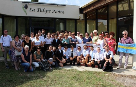 Uczestnicy z uczniami i dyrekcją szkoły w Cavaillon