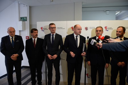 Spotkanie z przedstawicielami mediów, podczas którego ogłoszono apel do mieszkańców województwa, fot. Łukasz Piecyk