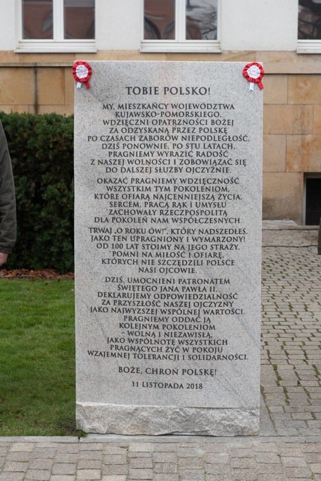 Uroczystość odsłonięcia tablicy pamiątkowej w związku z setną rocznicą odzyskania niepodległości przed Urzędem Marszałkowskim, fot. Łukasz Piecyk