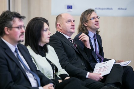 Samorządowcy oraz eksperci i przedstawiciele unijnych instytucji rozmawiają w Toruniu o e-administracji, fot. Andrzej Goiński/UMWKP