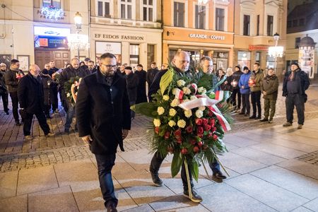 Uroczystość złożenia kwiatów pod tablicą na kościele akademickim w Toruniu odbyła się w nocy ze środy na czwartek (12/13 grudnia), fot. Łukasz Piecyk
