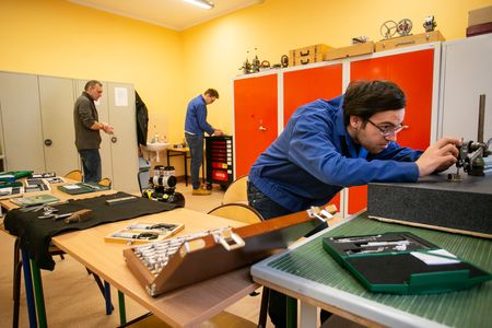 Uczniowie Ośrodka Braille’a korzystają już z nowych pracowni do nauki w zawodach: masażysta, ślusarz oraz monter maszyn i urządzeń, fot. Filip Kowalkowski