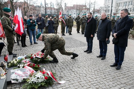 Uroczystości przed Pomnikiem Żołnierzy Wyklętych w Toruniu, fot. Andrzej Goiński