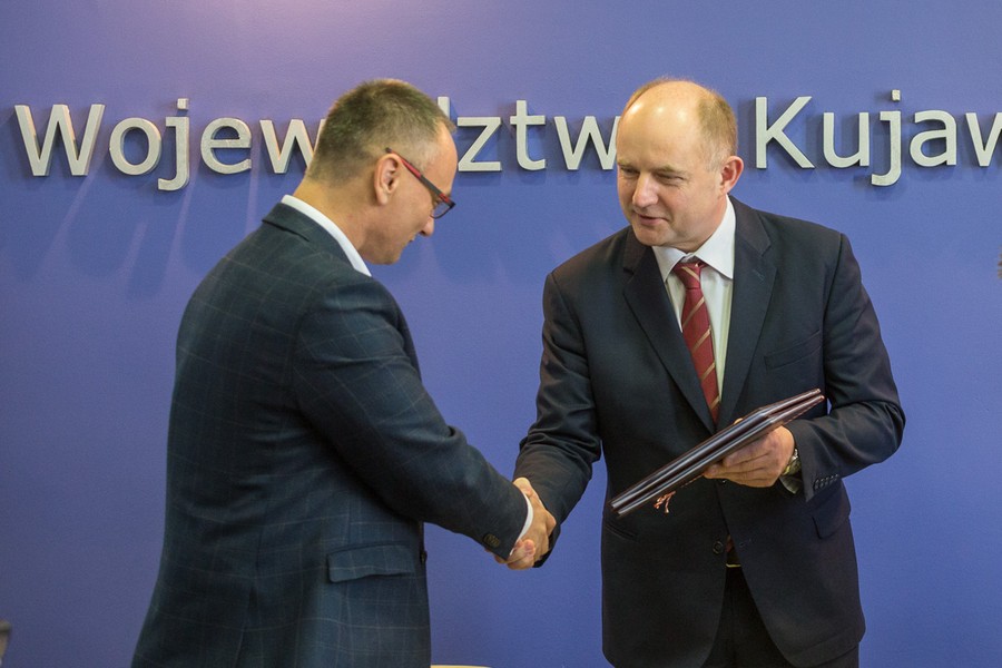 Uroczyste podpisanie umowy na wykonanie ronda turbinowego w Białych Błotach, fot. Szymon Zdziebło www.tarantoga.pl