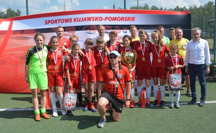 Zwycięska drużyna dziewcząt SP nr 12 Bydgoszcz, fot. UMWK-P