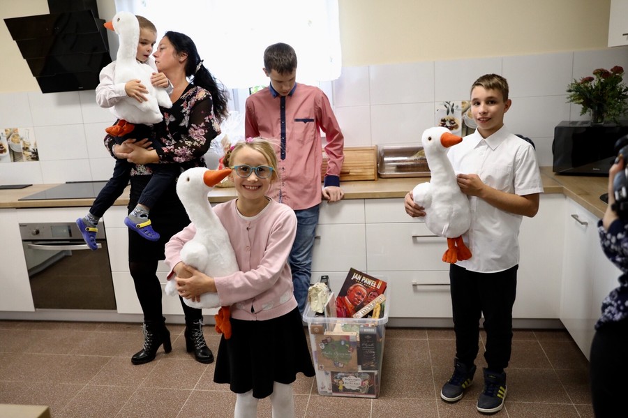 Marszalek Piotr Całbecki uczestniczył w uroczystym otwarciu domu dla dzieci w Żalnie (powiat tucholski), fot. Andrzej Goiński