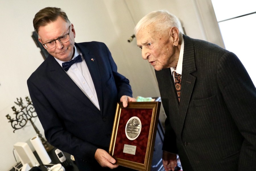 Medal Unitas Durat wręczył doktorowi Gajewskiemu wicemarszałek Zbigniew Ostrowski, fot. Andrzej Goiński