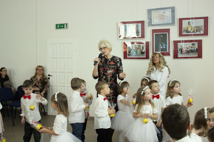 dyrektor G. Troszyńska i dzieci z przedszkola