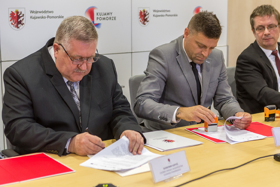 Uroczyste podpisanie umowy z wykonawcą robót budowalnych, fot. Szymon Zdziebło/tarantoga.pl dla UMWKP