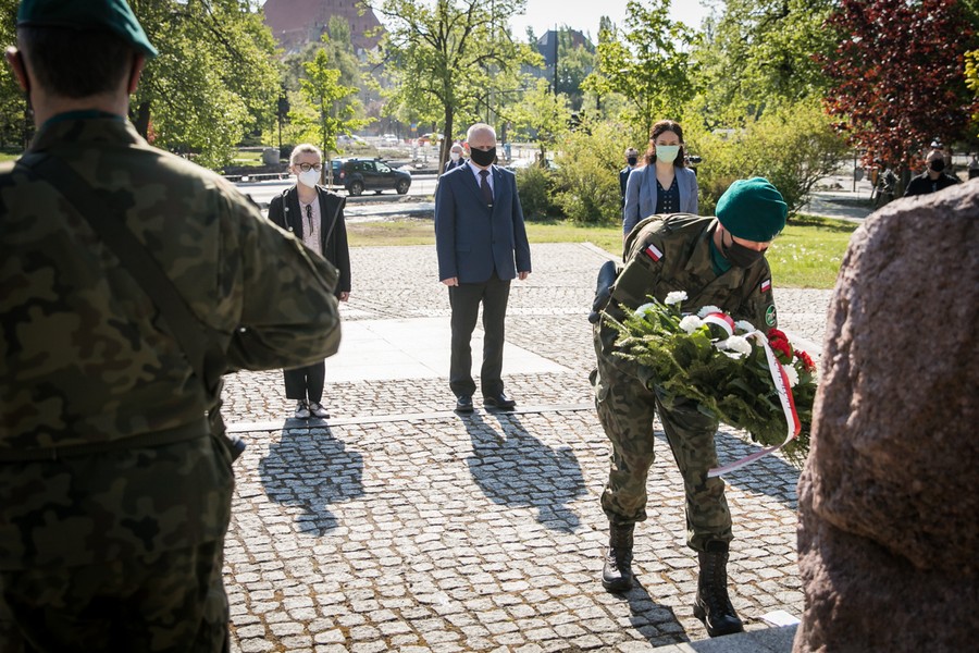 Uroczystość złożenia kwiatów pod obeliskiem poświęconym mieszkańcom Torunia poległym w czasie II wojny światowej (plac Rapackiego), fot. Andrzej Goiński