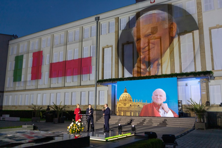 Projekcja multimedialna poświęcona Janowi Pawłowi II na budynku Urzędu Marszałkowskiego w Toruniu, fot. Mikołaja Kopernika dla UMWKP