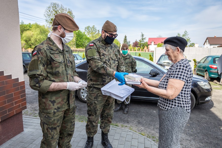 Do seniorów docieramy z pomocą żołnierzy Wojsk Obrony Terytorialnej, fot. Szymon Zdziebło/tarantoga.pl dla UMWKP
