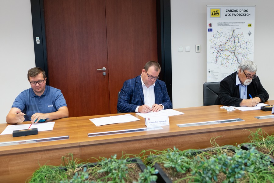 Podpisanie umowy na remont drogi wojewódzkiej nr 269 i budowę ścieżki rowerowej w Chodczu, fot. Mikołaj Kuras dla UMWKP