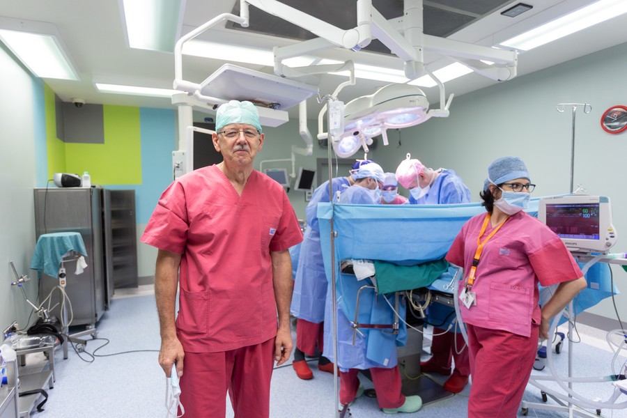 Operacja w Centrum Onkologii , na pierwszym planie dyrektor CO prof. Janusz Kowalewski; fot. Filip Kowalkowski dla UMWKP
